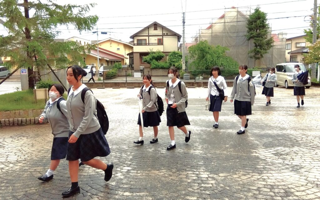 戦中 秋田女学校写真帖「聖霊高等女学校 2603年(昭和18年)」卒業アルバム / 秋田美人 女学生 ミッション系 セーラー服 女子高 ブルマ 戦前  - 印刷物